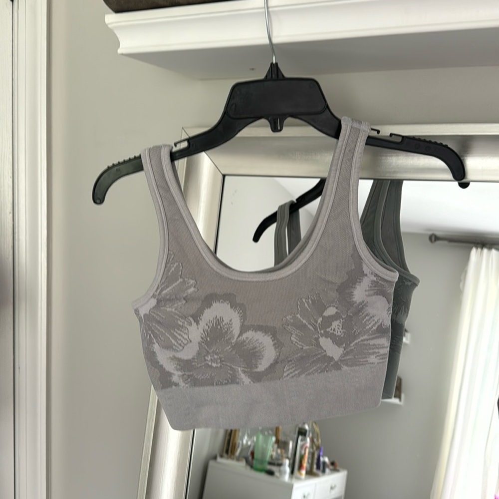 Aerie off-line American Eagle gray floral workout top size medium